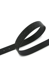 Ceinture en cuir noir avec un motif de logo en relief. La sangle est lisse avec un léger éclat, et il y a plusieurs trous d'ajustement.