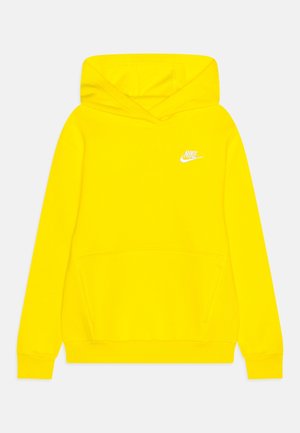 Sudadera amarilla con capucha que cuenta con un bolsillo canguro en la parte frontal y un logotipo de Nike en blanco en el pecho. Fabricada con material suave y cómodo.
