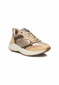 Zapatillas con cordones en beige, con materiales mixtos: satén suave y tela texturizada. Detalles en bronce, con suela de goma blanca.
