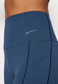 Nike Performance UNIVERSA SHORT - Leggingek - armory navy/black