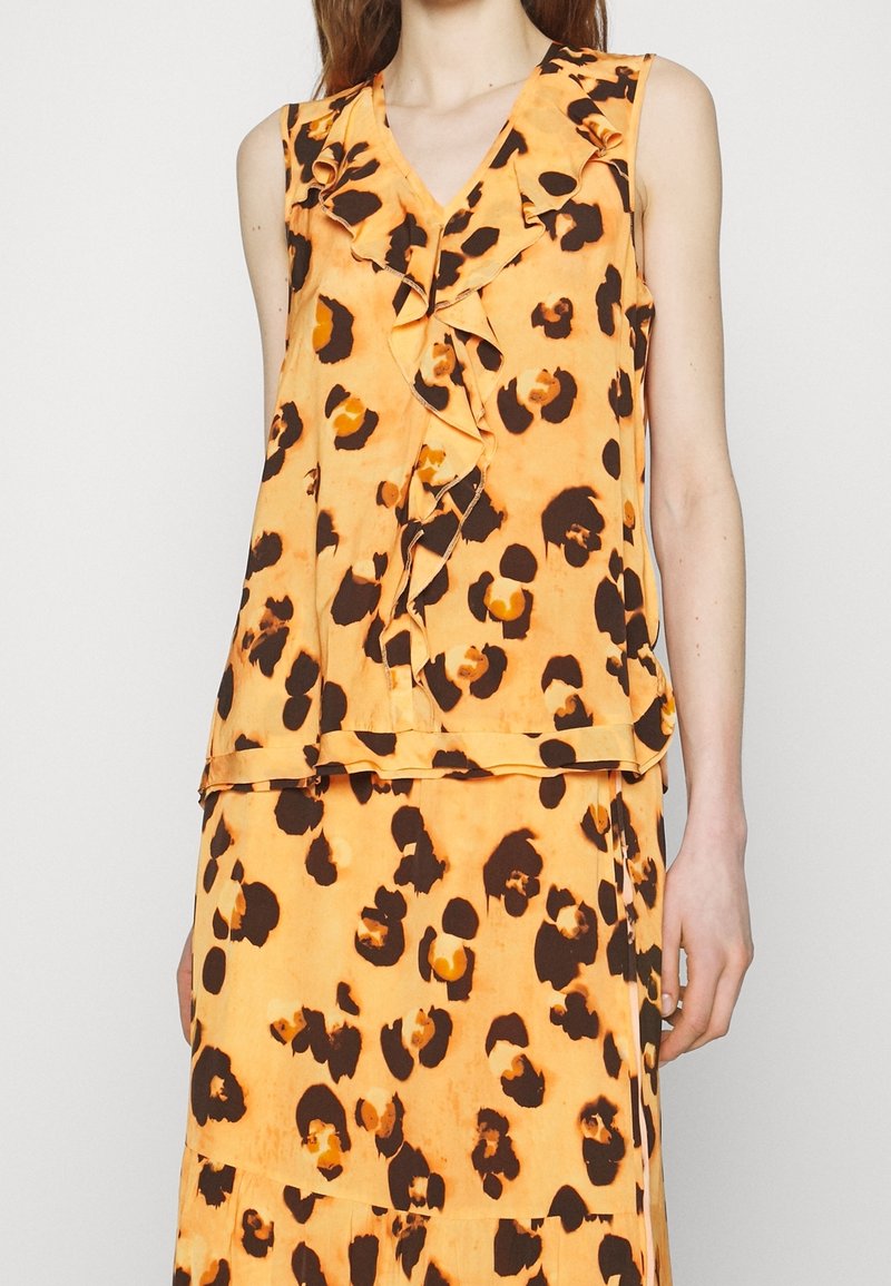 Blusa senza maniche arancione con stampa leopardata marrone, dotata di dettaglio arricciato sul fronte e scollatura a V. Tessuto leggero con una texture morbida.