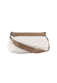Borsa sintetica bianca trapuntata con parte superiore in pelle beige, dotata di una tracolla marrone impressa con testo. Texture morbida, forma arrotondata e zip sicura.