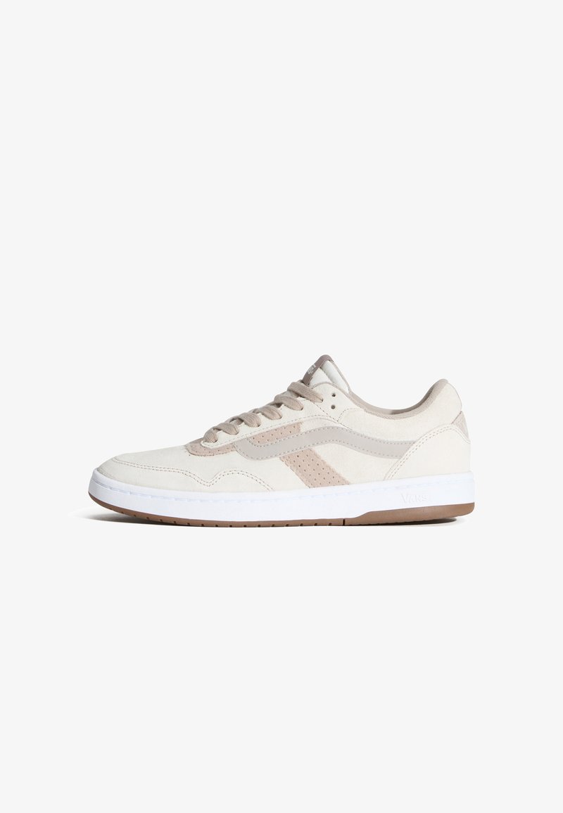 Sneakers z beżowym zamszowym wierzchem, jasnobeżowymi akcentami, perforowanymi detalami oraz białą gumową podeszwą z brązowym śródpodeszwą.