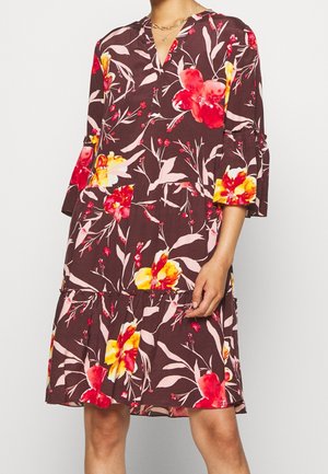 Brun blomsterkjole med V-hals, trekvartlange klokkeærmer, med røde og gule blomster, lagdelt design og blød stofstruktur.