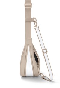 Borsa a tracolla in pelle beige a forma triangolare, con un accento bianco e tracolla regolabile. Chiusura con cerniera laterale per un facile accesso.