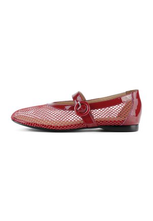 Ballerines en cuir verni rouge avec une superposition en mesh, détail de boucle circulaire sur la sangle, bout pointu et petit talon noir.