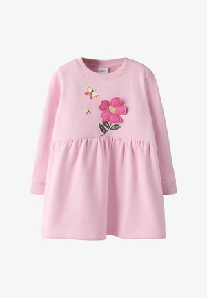 Rózsaszín hosszú ujjú kisgyermek ruha, fodros szoknyával, hímzett rózsaszín virággal zöld levelekkel és két hímzett pillangóval a virág felett.