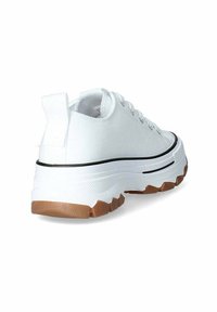 Zapatilla de lona blanca con una suela de goma gruesa, que presenta una banda de acento negra. Incluye un tirador en el talón y ojales de metal para los cordones.