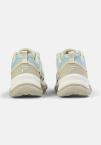 Beżowe i jasnoniebieskie trampki z wytrzymałego materiału, okrągłym noskiem i białymi podeszwami. Posiadają małe logo i materiałowe akcenty na pięcie.