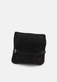 Mustan mokkanahkainen käsilaukku yksinkertaisella suunnittelulla. Ominaisuuksiin kuuluu sileä pinta, pyöristetyt kulmat ja yksi sisätasku, jossa on napillinen suljenta.