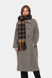 Grå hundtandsmönstrad kappa med oversized krage, två framfickor och svarta knappar, kombinerad med en svart- och brunrutig halsduk.