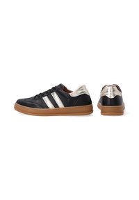 Schwarze Leder-Sneaker mit silbernen Akzenten, drei weißen Streifen an der Seite und einer Gummisohle. Verfügt über ein schlankes Design und Schnürsenkel.