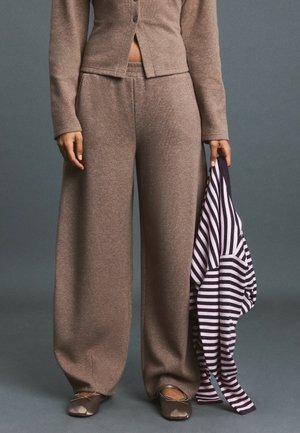 Stradivarius, SOFT-TOUCH BARREL JOGGER TROUSERS - Pantalon de survêtement - light brown