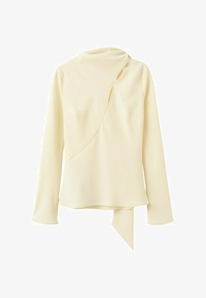 Roomwitte blouse met lange mouwen, hoge asymmetrische hals, gedrapeerd voorpand en verlengd stuk stof dat vanaf de zoom hangt.