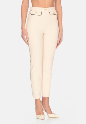 Pantaloni su misura color crema con vita alta, dettagli in oro e bordi neri sui lati. Tessuto liscio e vestibilità slim.
