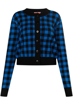 Kék és fekete kockás, rövidített kardigán fekete bordás gallérral és mandzsettákkal, az elején öt fekete gomb található.