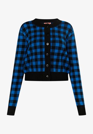 Kék és fekete kockás, rövidített kardigán fekete bordás gallérral és mandzsettákkal, az elején öt fekete gomb található.
