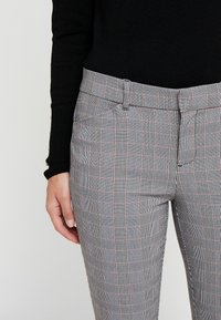 GAP Petite Vaqueros pitillo - grey