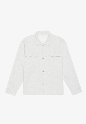 Chemise boutonnée gris clair en tissu texturé, dotée de deux poches poitrine et d'un col classique, avec des boutons en bois comme accents.