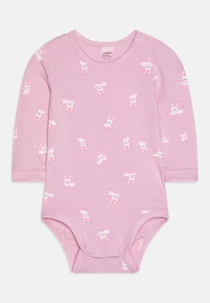 Body in cotone rosa morbido a maniche lunghe per bambini, con una stampa di coniglietti giocosi su tutta la superficie. Chiusura con bottoni a pressione sulla spalla e sul fondo.