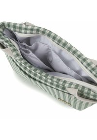 Bolso a cuadros verde y blanco con asas beige, cremallera abierta que revela un forro interior a rayas y múltiples compartimentos en su interior.