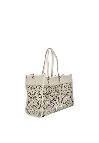 Borsa tote bianca perforata con texture simile alla pelle, caratterizzata da motivi floreali ritagliati, manici di un chiaro marrone e forma strutturata.