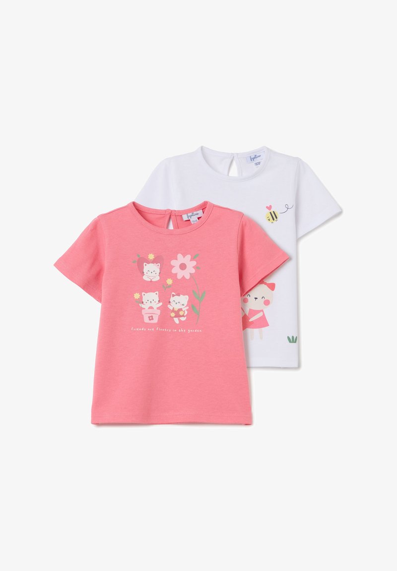 Dos camisetas de algodón: una rosa con gráficos de animales y texto, y una blanca con una ilustración de una abeja y una niña. Ambas tienen mangas cortas.