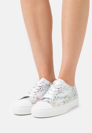 Weiße Sneaker mit einem strukturierten, farbenfrohen Blumenmuster auf dem Obermaterial, runder Zehenkappe und flacher weißer Sohle. Die Schnürsenkel haben unterschiedliche Farben.