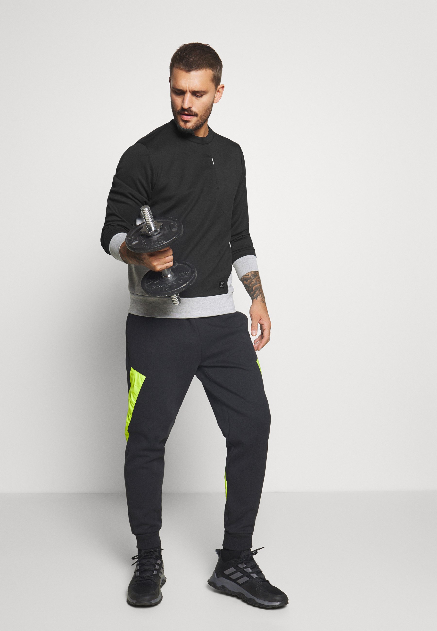 Hummel HMLTROPPER Sweatshirt blacksvart Zalando.no Hummel RAY Joggebukse blacksvart Zalando.no