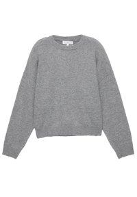 Grå langærmet rundhalset strikket sweater med ribstrikkede manchetter og kant, lagt fladt på en hvid baggrund.