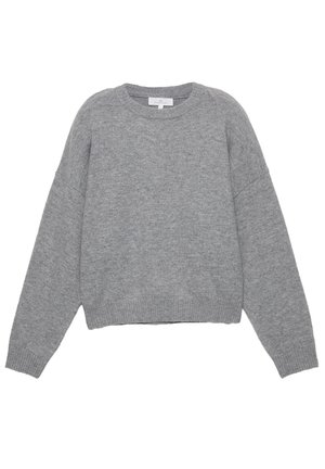 Sivi dolgo rokavni pulover z okroglim izrezom, pleten z rebrastimi manšetami in robom, položen na ravno belo ozadje.