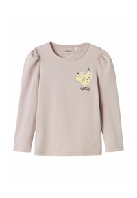 Camisetta rosa chiaro a maniche lunghe con spalle puffate, con una grafica di Pikachu sul lato sinistro del petto e il testo "Pokémon" sottostante. Materiale morbido.