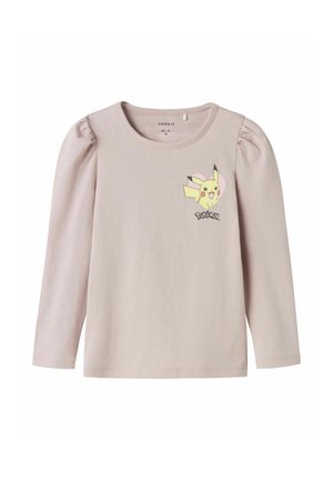 Camisetta rosa chiaro a maniche lunghe con spalle puffate, con una grafica di Pikachu sul lato sinistro del petto e il testo "Pokémon" sottostante. Materiale morbido.