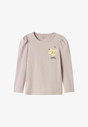 Lichtroze langemouwshirt met gepofte schouders, met een Pikachu-afbeelding op de linkerborst en de tekst "Pokémon" daaronder. Zachte stof.