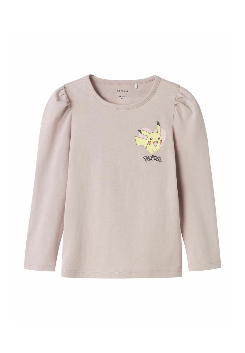 Camisetta rosa chiaro a maniche lunghe con spalle puffate, con una grafica di Pikachu sul lato sinistro del petto e il testo "Pokémon" sottostante. Materiale morbido.