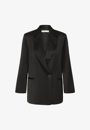 Melnas satīna žaketes, kurai ir ieliektā apkakle, viens pogu aizdare, sānu kabatas un trīs ceturtdaļu piedurknes. Gluda tekstūra un pielāgota piegriezte.