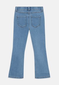 Modri denim široki koti s srednje visokim pasom, ki imajo dva zadnja žepa in gladko, teksturirano površino.