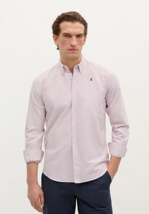 Rot-weißer gestreifter Hemd mit Button-Down-Kragen. Verfügt über ein kleines schwarzes Logo auf der Brust und anliegende lange Ärmel.