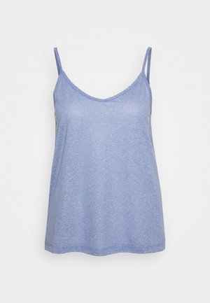 Jasnoniebieski, bezrękawnikowy top na cienkich, spaghetti paskach o luźnym kroju na jednolitym białym tle.