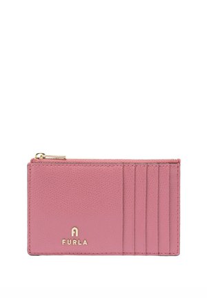 Růžový kožený držák na karty s pěti přihrádkami na karty, zlatým zipem nahoře a zlatým logem Furla na přední straně.