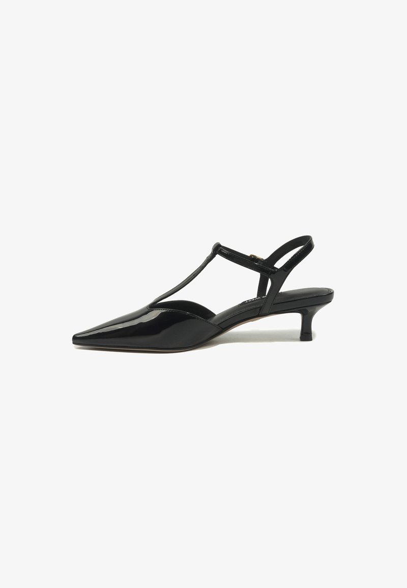 Schwarzer Slingback-Kittenheel aus Lackleder mit spitzer Zehenpartie und T-Riemendesign vor weißem Hintergrund.