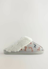 Bløde grå hjemmesko med kunstpelskant og hundeillustrationer, flad sål og mærke på en neutral baggrund.