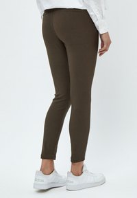 Minus MICARMA PANTS 7/8 - Chino kalhoty - slate brown