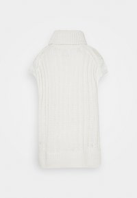 Pletený svetr v krémové barvě, s rolovaným límcem a krátkými rukávy. Texturovaná tkanina s vertikálním žebrováním a mírně volným střihem.