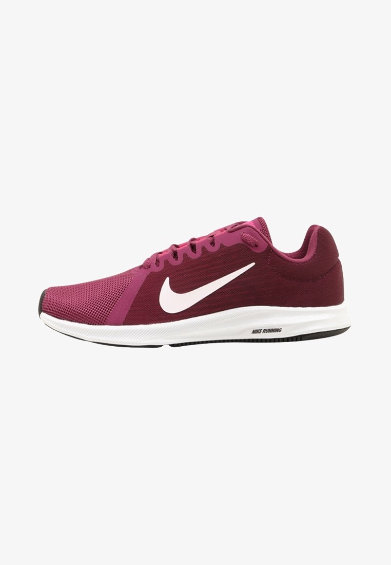 Chaussure de course Nike marron avec logo swoosh blanc, tige en mesh, design à lacets, et semelle blanche avec bande de roulement noire.