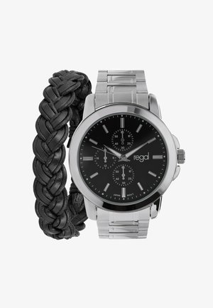 Zilveren roestvrijstalen chronograafhorloge met een zwarte wijzerplaat, voorzien van drie sub-dials; vergezeld van een gevlochten zwart lederen armband.