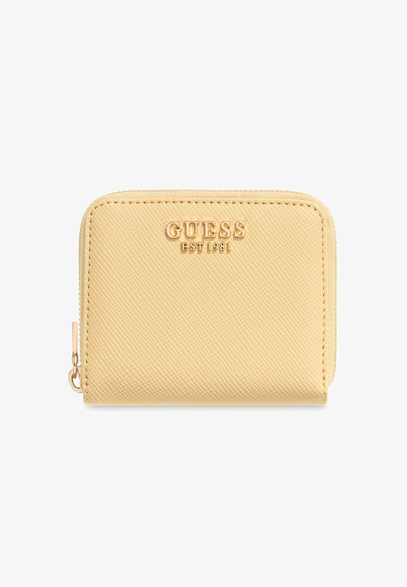 Gelbe strukturierte Reißverschlusstasche mit goldfarbenem Logo, glatten Akzenten und abgerundeten Ecken. Kompaktes Design für einfache Tragbarkeit.