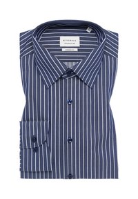 Blau-weiße gestreifte Hemd mit modernem Schnitt, ausgestattet mit einem Kentkragen und Knopfleiste, ergänzt durch hochgekrempelte Ärmel und Knopfdetails.