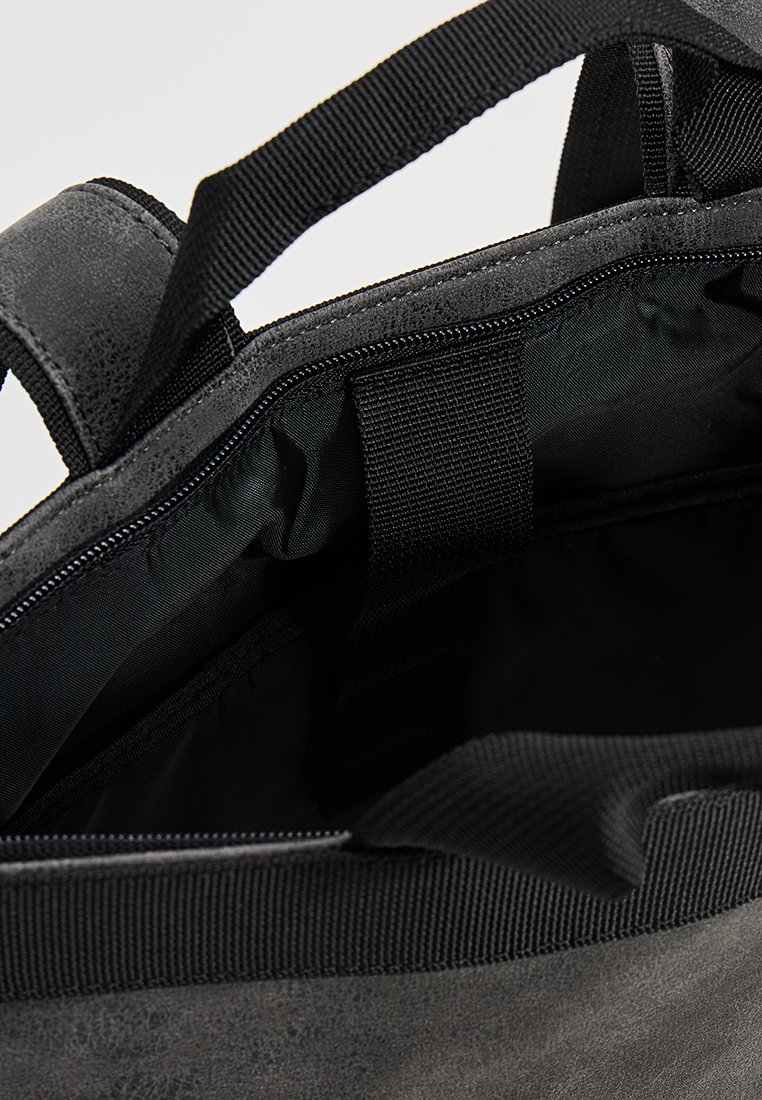 Borsa nera con esterno testurizzato. Interno foderato in tessuto liscio, dotato di una cerniera e diverse cinghie in tessuto nero.