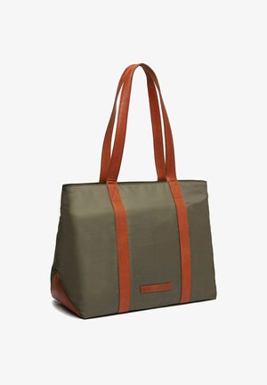 Olijfgroene totebag met bruine leren accenten en handvaten. Rechthoekige vorm met een gladde textuur en contrasterende stikseldetails.